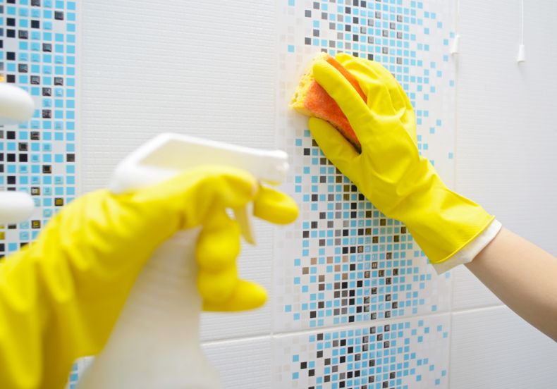 Limpiar azulejos de baño con productos de Mercadona
