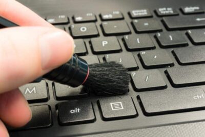 Consejos infalibles para limpiar el polvo del teclado de tu laptop en minutos