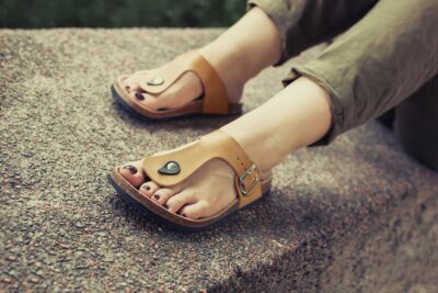 Descubre cómo limpiar tus sandalias de forma efectiva con estos consejos útiles