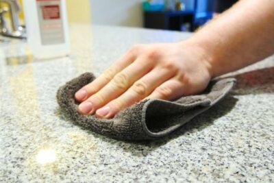 Cómo eliminar manchas en pisos de granito: consejos y trucos efectivos.