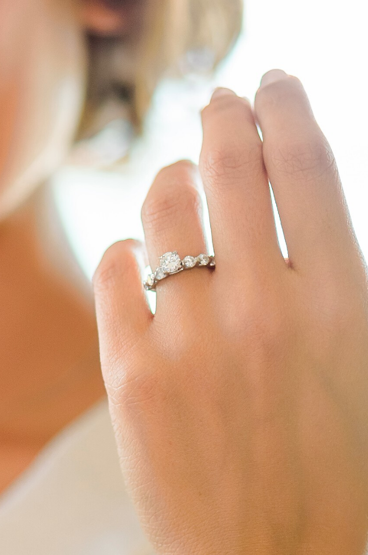 Descubre cómo limpiar tu anillo de oro blanco en casa de forma fácil y efectiva