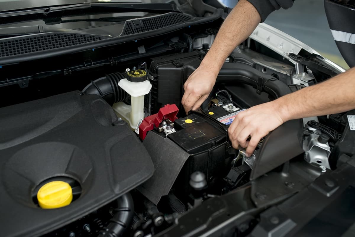 Guía para limpiar la batería de tu carro
