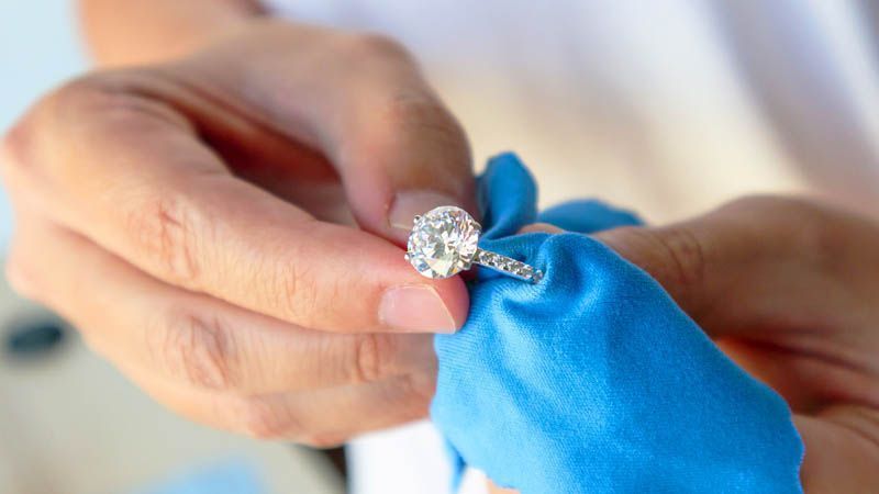 Limpiar anillo oro blanco