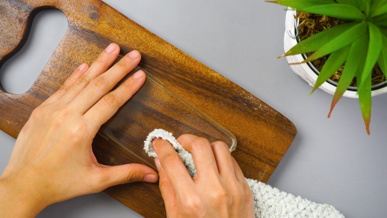 Cómo limpiar tu funda de móvil transparente en 5 pasos