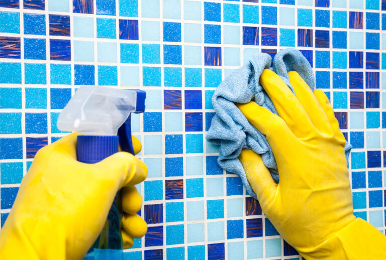Descubre cómo limpiar tus azulejos de baño de manera fácil y efectiva con vinagre