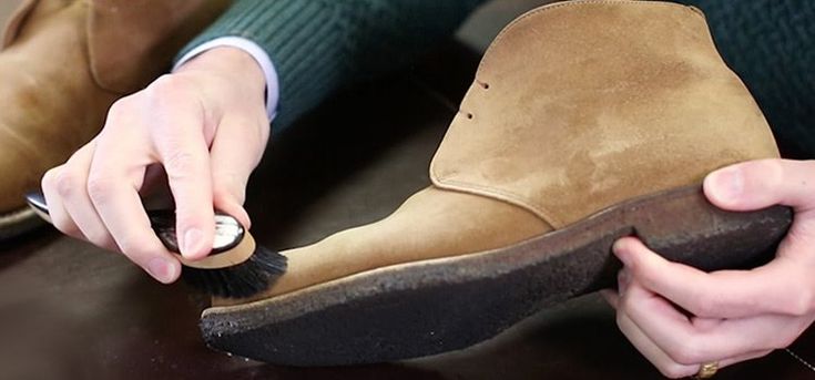 Trucos para limpiar zapatos de gamuza negro
