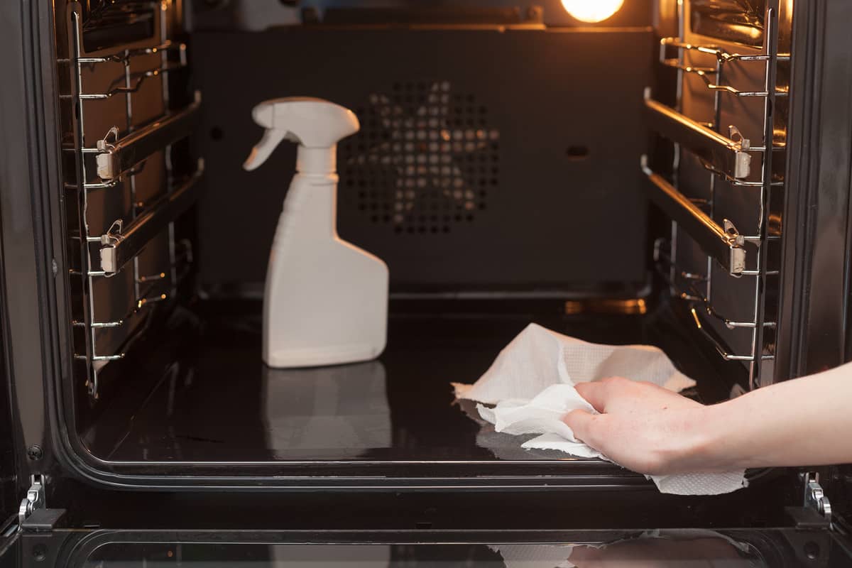 Descubre cómo limpiar tu horno eléctrico en pocos pasos