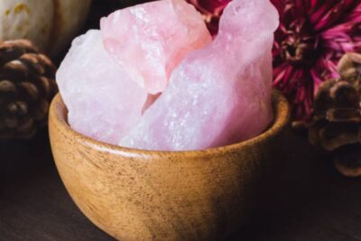 Guía práctica para limpiar tu cuarzo rosa y mantenerlo radiante