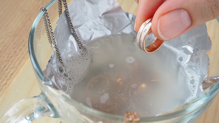 Como limpiar joyas de plata con detergente