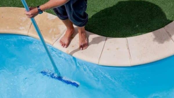 Como limpiar las paredes de la piscina sin vaciarla