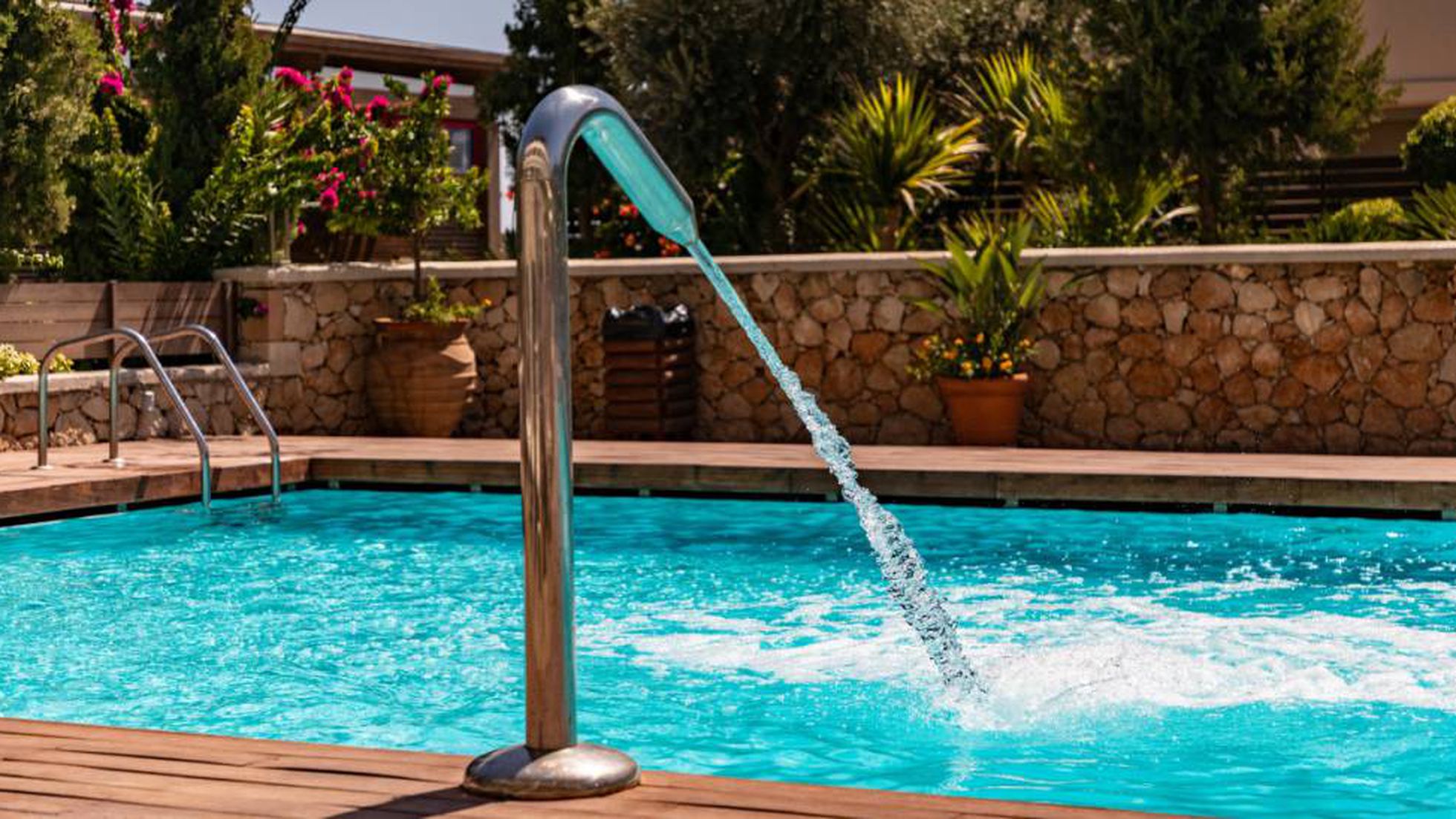 Consejos para limpiar el borde de tu piscina de forma efectiva