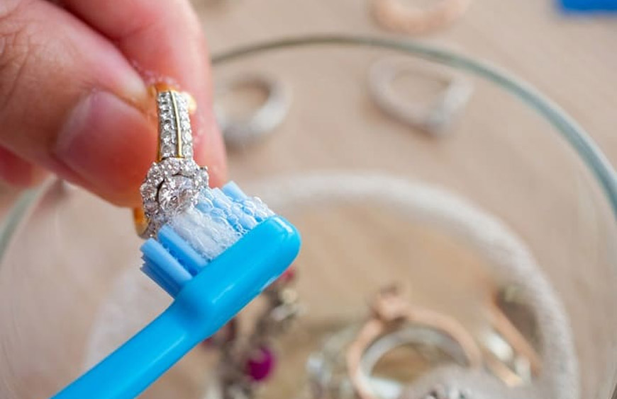Consejos para limpiar joyas de oro de forma efectiva