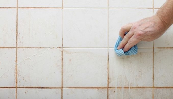 Limpiar azulejos del baño con vinagre