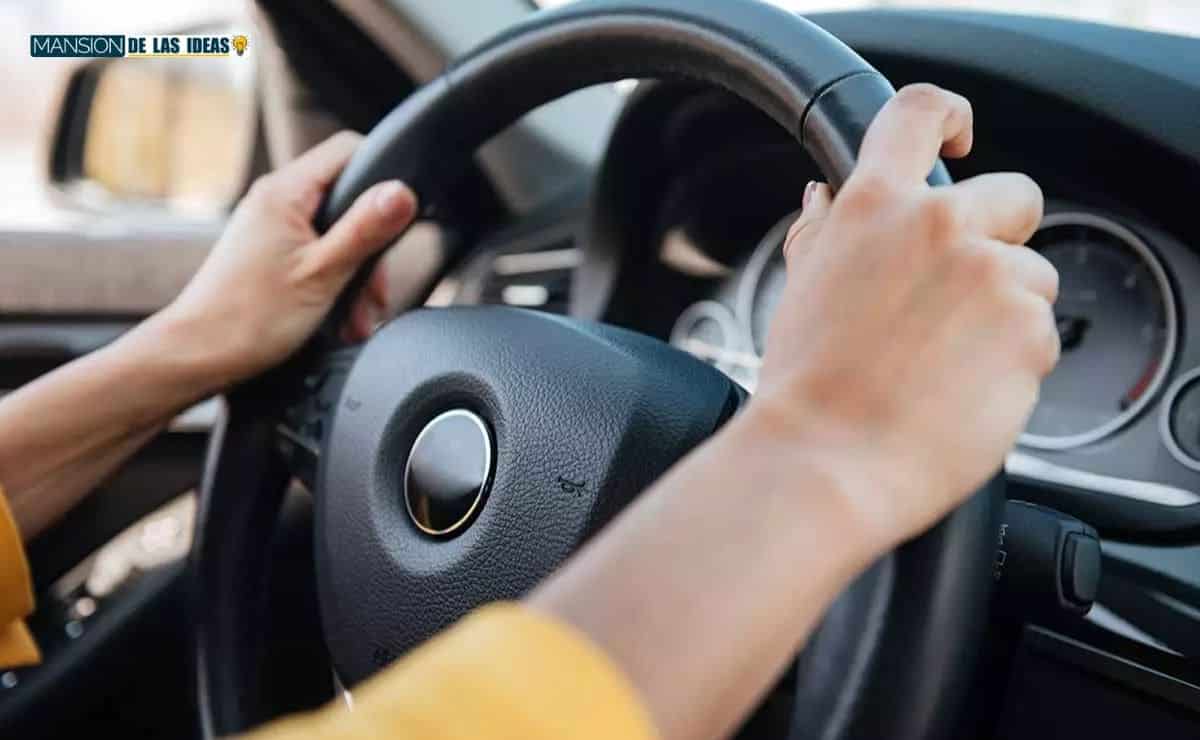 Elimina la pegajosidad del volante de tu coche con estos consejos de limpieza