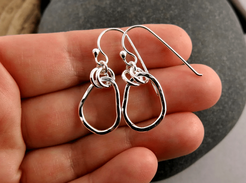 Guía de limpieza de pendientes: consejos y trucos