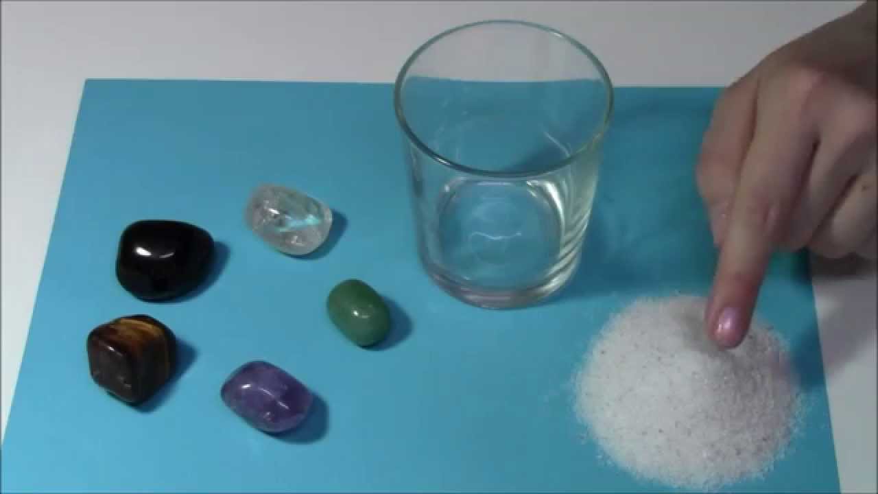 Limpiar piedras con sal: el poder de la luna llena