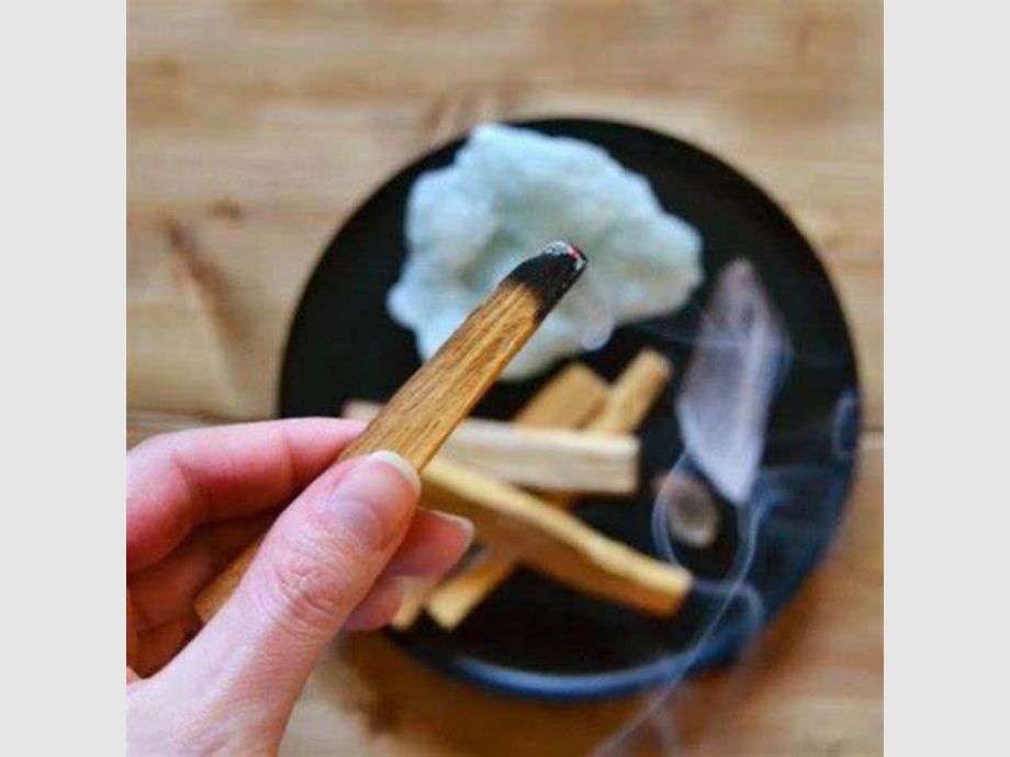 Limpiar con palo santo: los mejores días según la tradición