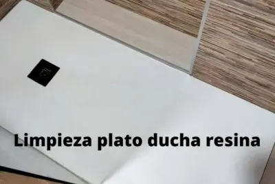 Limpiar el plato de ducha sin agacharse: trucos efectivos