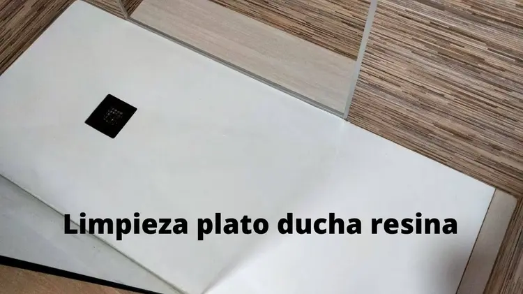 Limpiar el plato de ducha sin agacharse: trucos efectivos