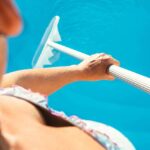 Limpiar la línea de flotación de tu piscina: Consejos y trucos