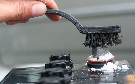 Aprende cómo limpiar fácilmente los postes de la batería en casa Como limpiar los postes de la bateria