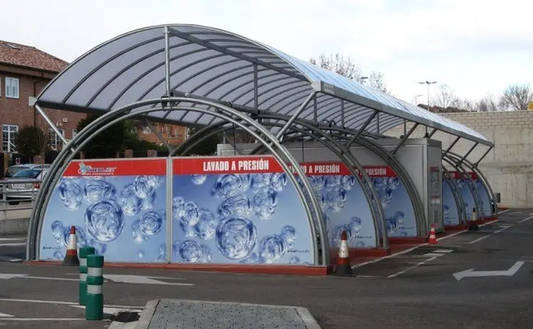 Limpiar tu coche en la gasolinera: la solución más práctica