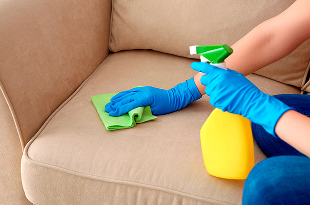 Mezcla casera para limpiar muebles de tela