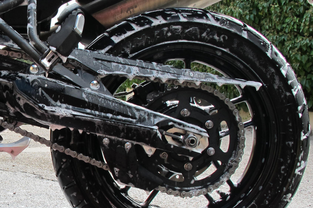 Cómo limpiar la cadena de tu moto de forma efectiva con gasolina