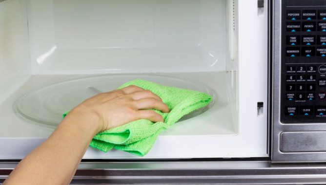 Limpiar el microondas nunca fue tan fácil: aprende a hacerlo con vinagre