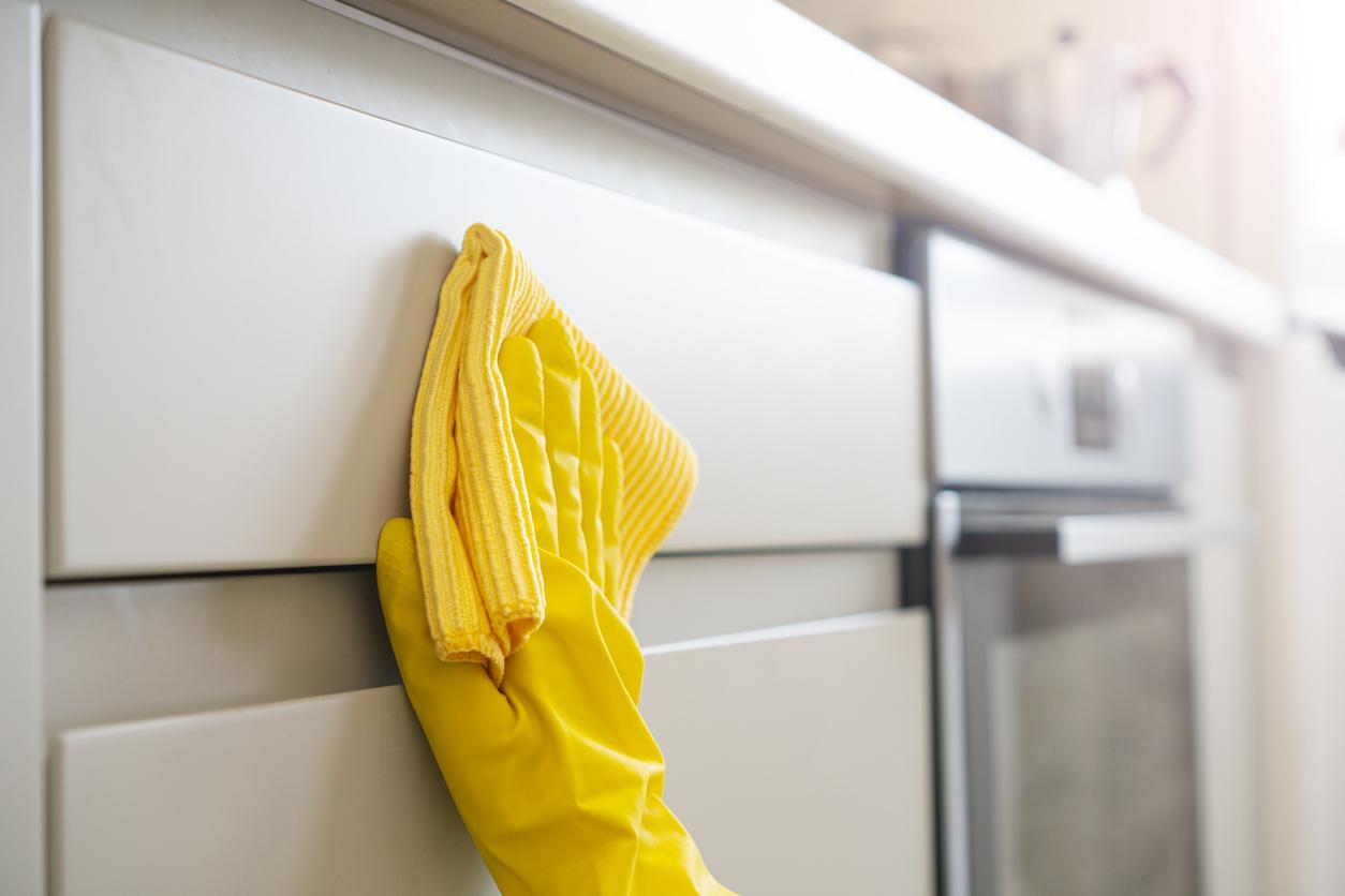 Productos de limpieza para muebles de cocina lacados