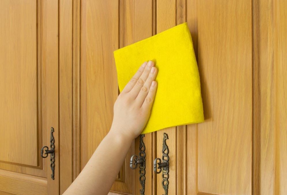 Productos para limpiar puertas de madera barnizadas: ¡Mantén tus puertas como nuevas!