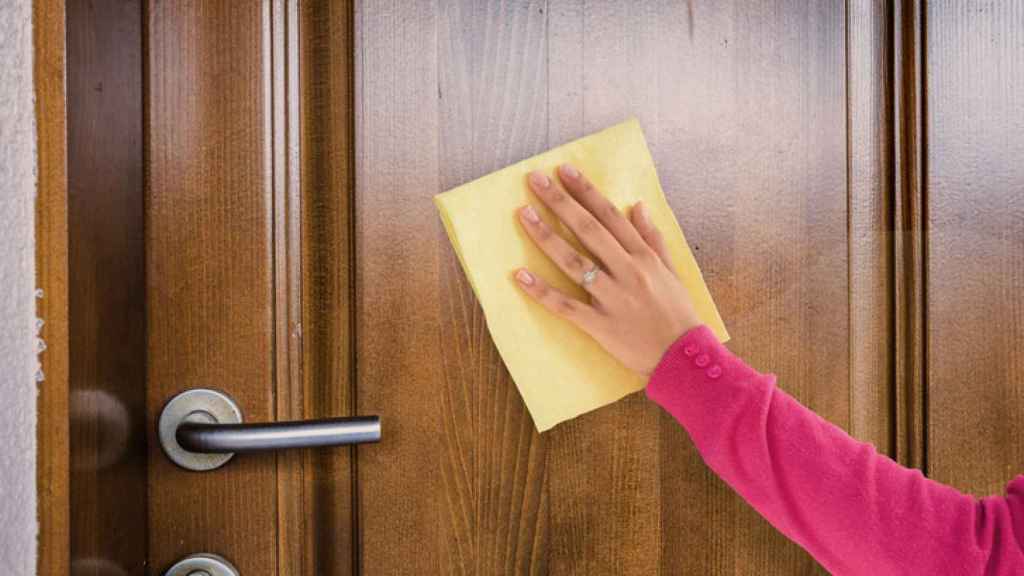 Trucos para limpiar puertas de madera muy sucias 1 Trucos para limpiar puertas de madera muy sucias